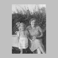 028-1029 Frau Gertrud Thiedmann, geb. Spieh mit ihrer Tochter Gerlinde im Jahre 1949 .JPG